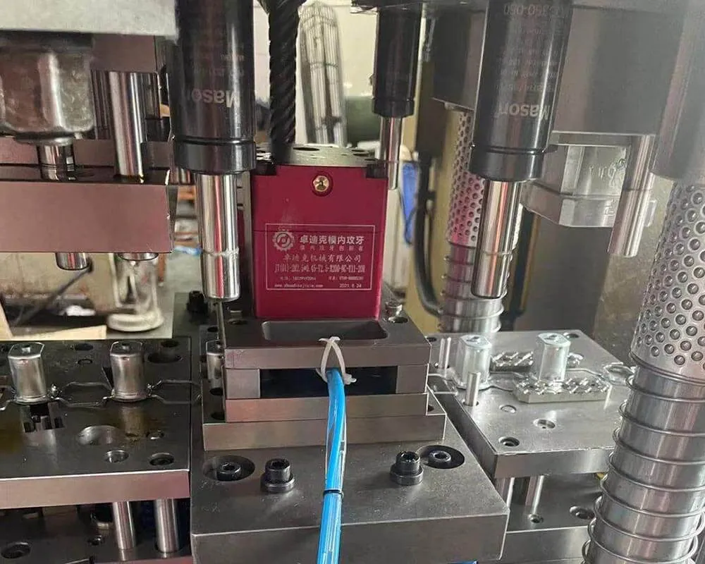 In-die Tapping Unit