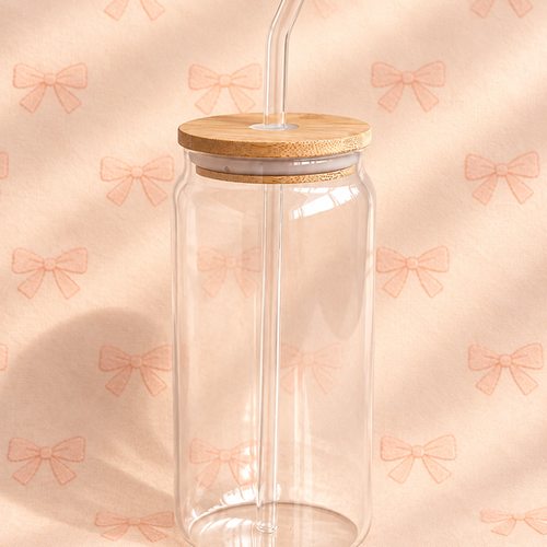 Cozy Sips – Glas med bambulock & sugrör