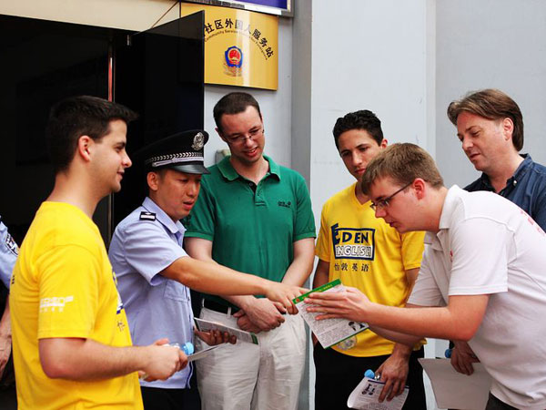 chinese police helping tourists out