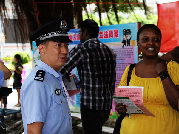 chinese police helping tourists out