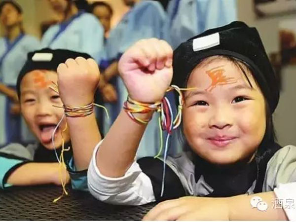 Wearing five-colored chain bracelet Wearing five-colored chain bracelet