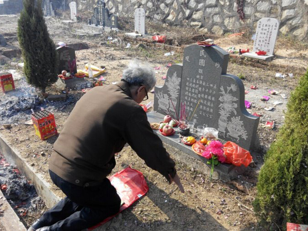People Worshping Their Ancestors on Tomb-sweeping Day