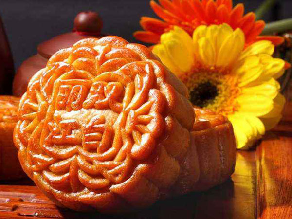 guessing lantern riddles on mid-autumn day Moon Cake