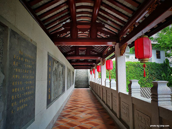 hanwengong-shrine-corridor