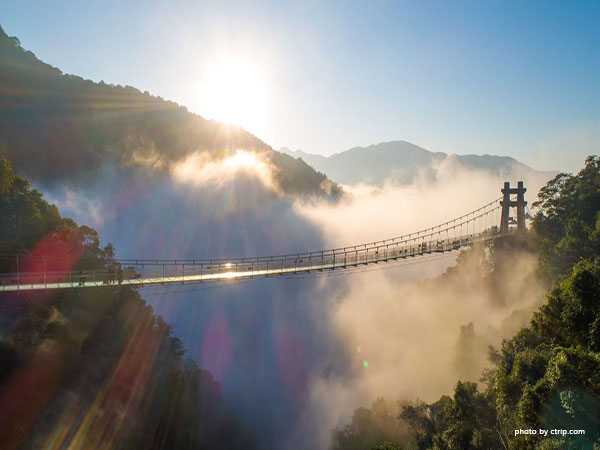 qingyuang-gulong-gorge-glass-bridge
