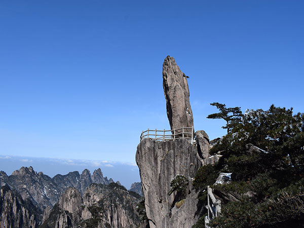 /pic/city/huangshan/attractions/flying-stone-04.jpg
