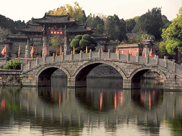 /pic/city/kunming/attractions/jianshui-confucius-temple-03.jpg