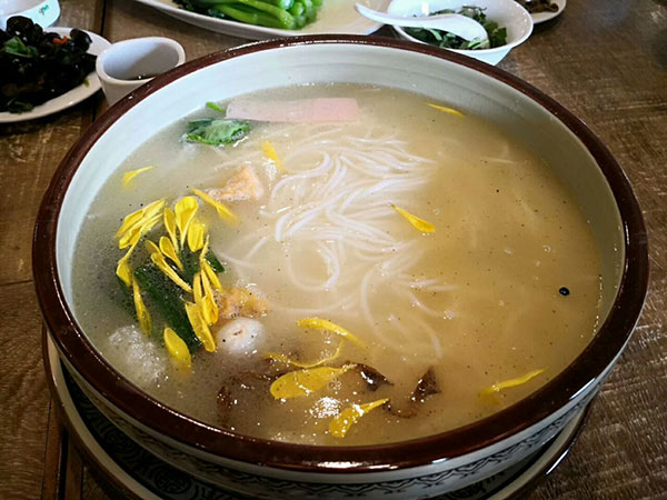 popular food in Yunnan-Bridge Crossing Noodle