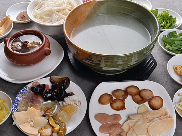 popular food in Yunnan-Bridge Crossing Noodle