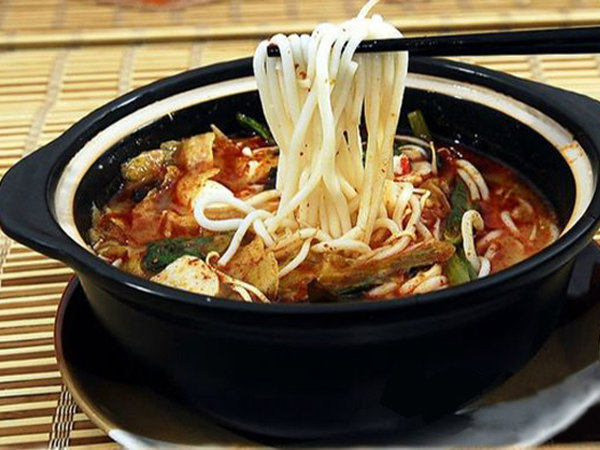 popular food in Yunnan-Bridge Crossing Noodle
