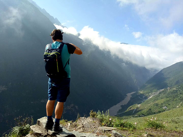 /pic/city/lijiang/attractions/tiger-leaping-gorge-hiking-04.jpg