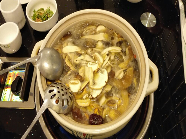 Snow Mountain Cloud Wild Fungus Hot Pot