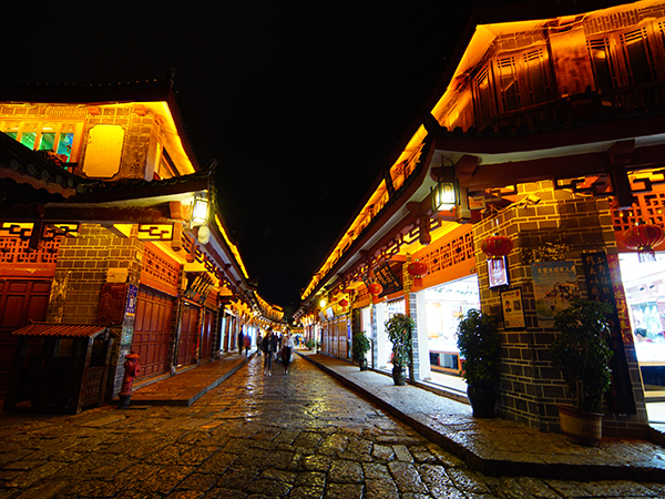 Shopping in Shuhe Ancient Town