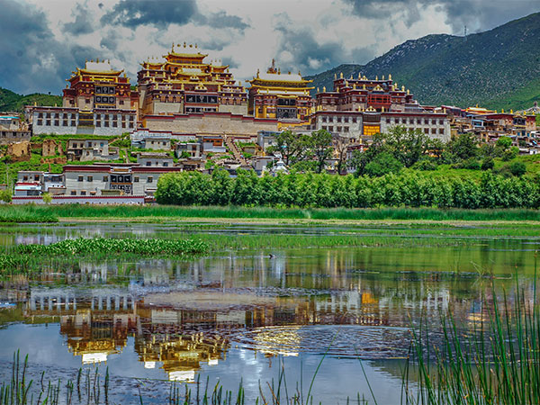 /pic/city/shangri-la/attractions/songzanlin-lamasery-11.jpg