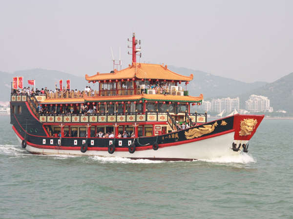 Cruise on Lujiang River Cruise on Lujiang River
