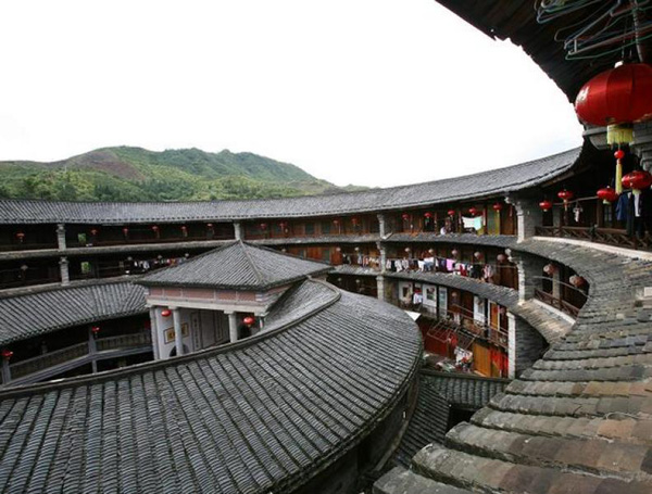 A Trip to Discover the Face of Hakka Earth Buildings