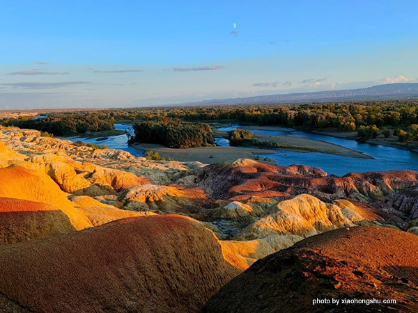 Rainbow Beach: Yardang Landform and Oasis