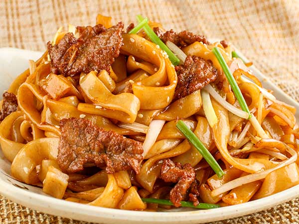 stir-fried rice noodles with beef
